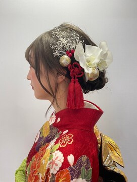 美容室 メザミー MESAMIES 成人式ヘアセットコンサバ風清楚丸みまとめ和飾り造花スタイル