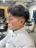 ビジネスヘアメンズ30代　短髪パーマツーブロック　アップバング