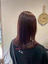 シー 岡崎(,SHE) 肩のラインで弾む計算された外ハネで作るくびれヘア