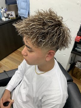 グローブ バーバー(GROVE BARBER) ツイスト スキンフェード メッシュ ハイライト