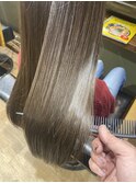 大人女性のほんのり明るい艶々グレージュ◎