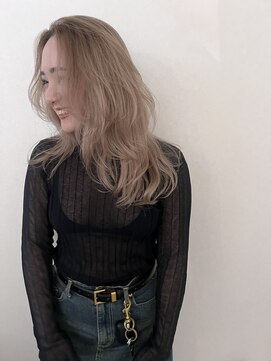 ホテリー(Hotely) ホワイトベージュブリーチありカラー20代セミロング代官山