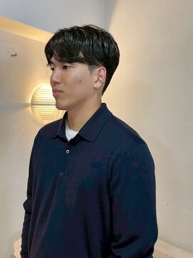 タヴィ(Tavi) メンズカッのパーマヘア/刈り上げセンターパート/パーマスタイル