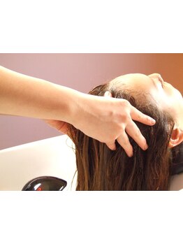 ≪大好評のヘッドスパ≫頭皮を清潔に保ち、潤いのある髪に！心も癒す至福のひと時をご堪能下さい☆