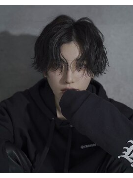 シン(syn) 黒髪センターパート