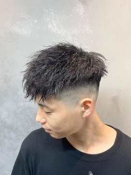 ワールドシップモトマチ(WORLD SHIP MOTOMACHI) 強め　ツイストパーマ　フェードカット