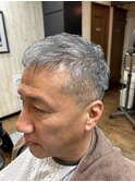 グレイヘアーのくせ毛を生かしたショートカット！