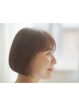 ヘアカラーの美しさと持続性を引き出すために、厳選されたプロフェッショナル向けのカラー剤を使用