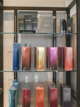 【Aujua認定サロン】ヘアケアの専門知識と技術を持つスペシャリストが髪の悩みを診断し最適なケアを提案。