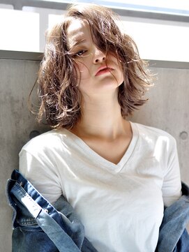 ヘブンリー(heavenly) 大人可愛い/小顔ショートボブ/西海岸風スタイル/かき上げバング