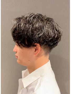 ビーダンディー(Bee dandy) 韓国風センターパートニュアンスパーマ ツーブロックショート