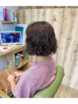 カミケンネクスト(kamiken.next) ウェット束感ゆるふわパーマ大人可愛い小顔【カミケンネクスト】