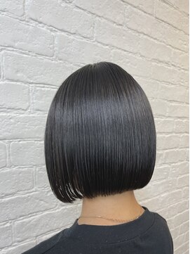 アリス(ARIS) ブルーブラック×切りっぱなしボブ