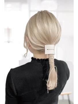 トリエ 川越(torie) ハイトーンブロンドカラー アレンジ仕上げ