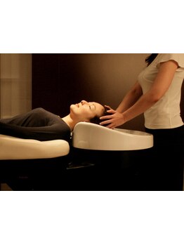 個室で癒しの香りに包まれた極上ヘッドスパ♪気分や髪の状態に合わせて選べる本格スパでリラックス。