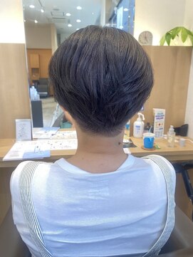 ウイバイファースト(u'i by first) 後ろがスッキリしたショートボブスタイル