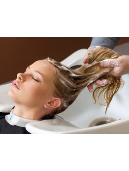 傷んだ髪のお悩みを解決！当店自慢の最上級の電子トリートメントで、指通り滑らかな美しい艶髪へ