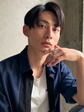 キュー(Cue_) ツーブロック刈り上げ七三ストレートセンターパート表参道