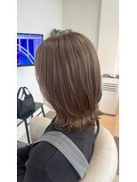 ヴィヴァーチェ(vivace) 小顔ミディアムレイヤー/透明感カラー/グレージュ