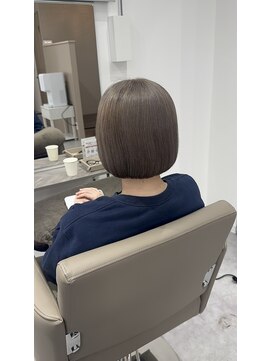 アムドット(Amu.) ハイトーンケアブリーチダブルカラー切りっぱなしボブ丸みボブ