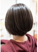 グレージュにカラーした奥行きショート