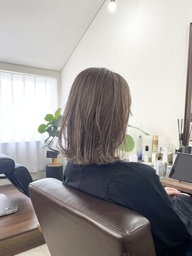 ホンネ(honne.) グレージュ×デザインカラー×ミディアムヘア