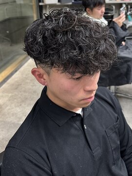 イーラ(era) スパイラルパーマ黒髪スペインカールツーブロック眉毛