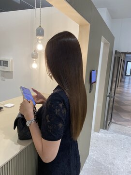 【大人の深み色】チャコールグレーが引き立つ艶ストレート