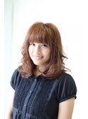 いろんなカールが混ざったミディアムヘア。