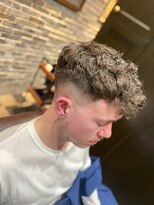 ミリオンバックス 御徒町店(Million Backs)&nbsp;スペインカール/スキンフェード/束感ショート<理容室>[メンズ]