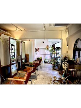 【三宮北野坂にある隠れ家サロン】オシャレな内観とマンツーマン施術でなりたい理想を叶える。