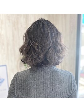 ヘアスペース エアリス(Hair space Earth) グラデーションシルバーアッシュボブ