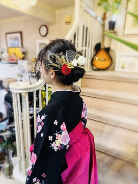 美容室 ティンカーベル シニヨンヘア