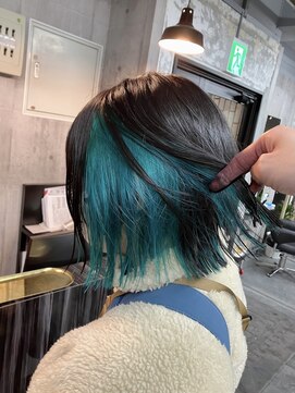 コワファースト長崎シャンプーボーイ 2nd(COIFF1RST 長崎 SHAMPOO BOY) 長崎ハイトーン インナーカラー ターコイズブルー