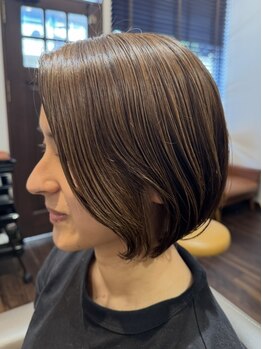 サロン帰りのスタイルが長持ちする再現性の高いショートが人気。美しいフォルムで満足のいく仕上がりに。