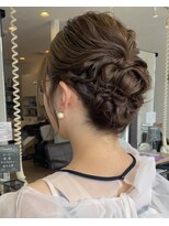 ハーティーモトヤワタ(hearty MOTOYAWATA) 鎖骨の長さでできる結婚式参列ヘアアレンジ