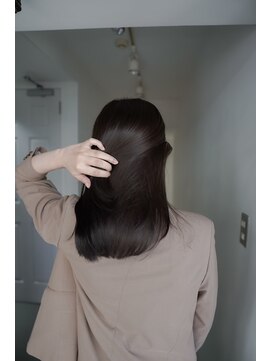 ネイヴィル(navile) 柔らかく動くナチュラルスタイル◎グレージュ×酸性ストレート