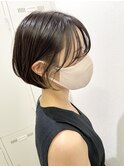 イヤリングカラーの短過ぎないショートボブ