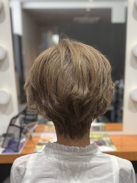 アミックス Hair&Make Amix KOKUSAIHOTEL 白髪を活かした華やかショート