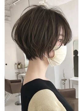 リアン アオヤマ(Liun Aoyama) 前下がりショートボブ