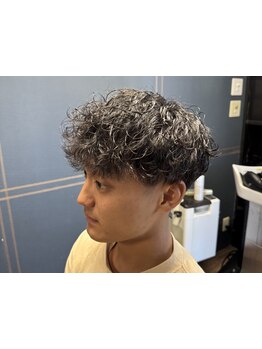 ツイスト・波巻きなどのメンズパーマが人気◎再現性の高いスタイルで、毎朝のスタイリングも簡単に！
