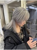 ホワイトシルバー白髪クラゲウルフロングウルフレイヤーカット