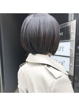 デフィー(DEFY) 前下がりショートスタイル