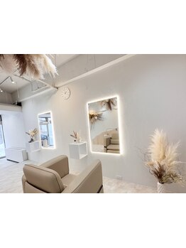 全席半個室＆女性スタイリストの完全マンツーマン施術＆タブレット完備・動画見放題の贅沢空間！