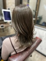 アトリエナガノ(atelier nagano)&nbsp;ニュアンスカラー/センターパート/ツヤ髪スタイル/ブルージュ