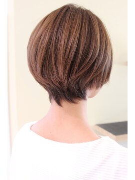 レウナ 外苑前(Reuna) 30代40代に人気シルエットが綺麗に見えるショートボブ