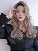 《Agu hair》柔らかプラチナベージュ×くびれウェーブ