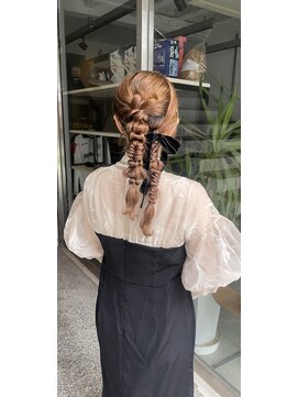 ヘアーメイクチック(HAIR MAKE CHiC) ツイン編み下ろしヘア