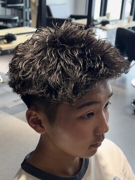 エデアンルクラ 下通(EDEAN Leclat) 熊本 スパイキーパーマ ショート アップバング 短髪 MEN'S HAIR