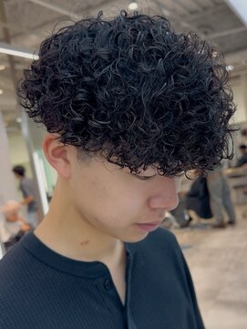 レタッチ バイ フィフス 天神大名(RETOUCH by fifth) 強めプードルパーマメンズマッシュスペインカールフェード短め